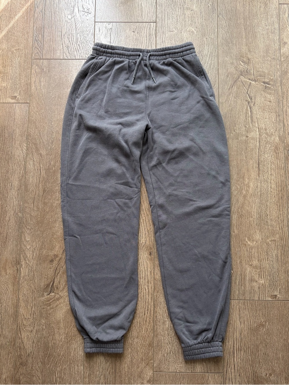 H&M dark grey sweatpants 🩶